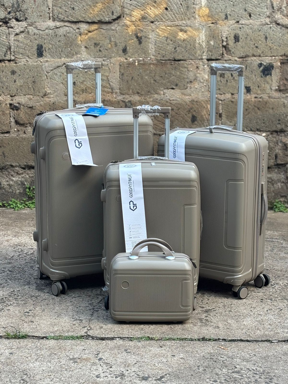 4 n 1 Luxurious Unbreakable PP Suitcase