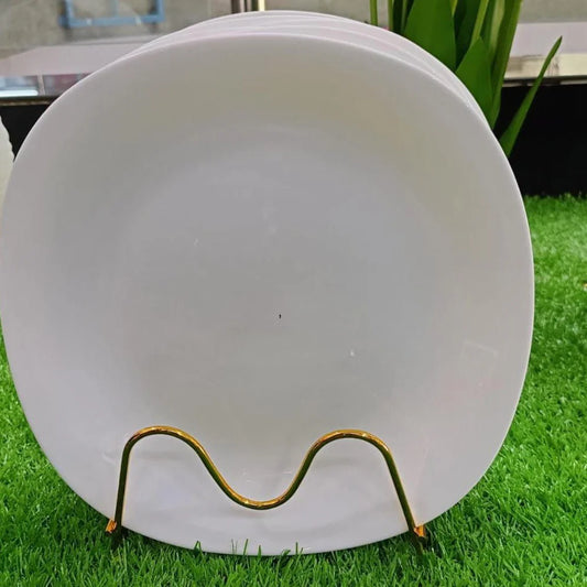 A set of 6 round dinner plates